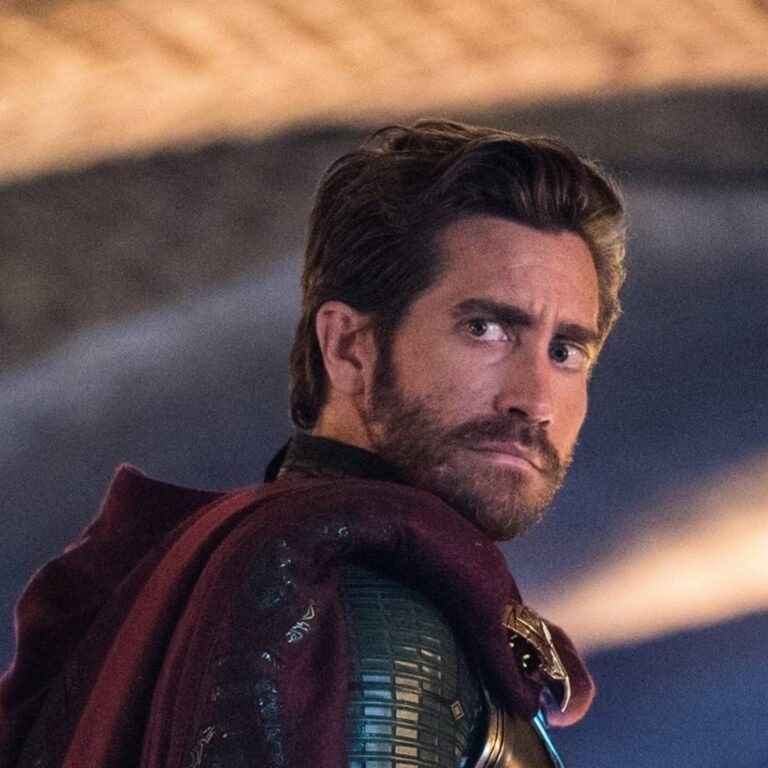 Jake Gyllenhaal is seen sporting a sleek and trendy haircut as he plays the charismatic villain, Mysterio, in the movie Spider-Man: Far From Home.