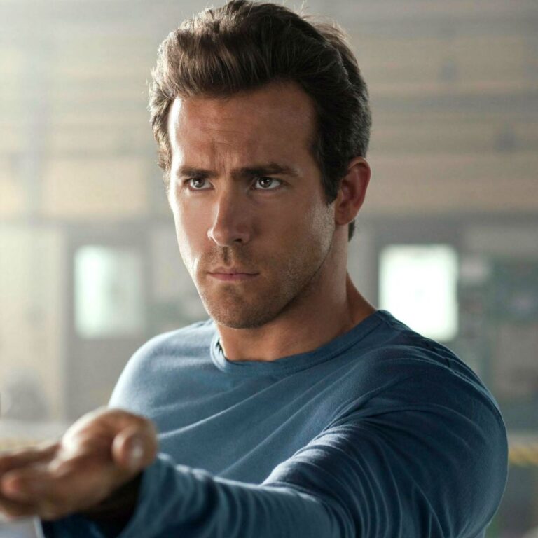 Ryan Reynolds sports a slicked-back pompadour hairstyle in his role as the Green Lantern.